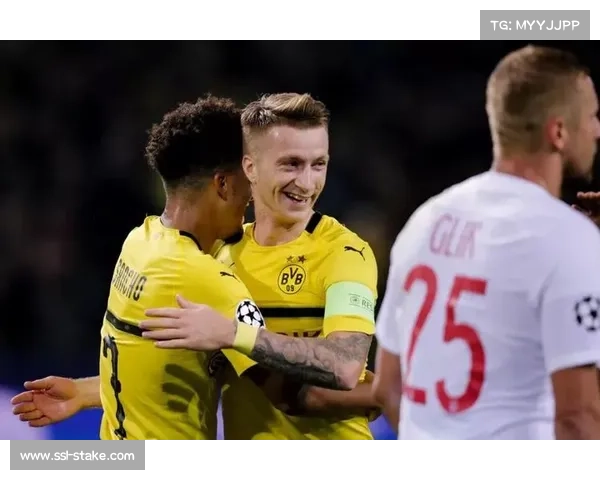 拉齐奥球迷赛前围巾墙，达尼洛进球指天纪念